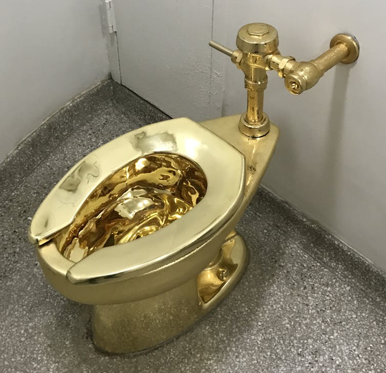 Um vaso sanitário de ouro.